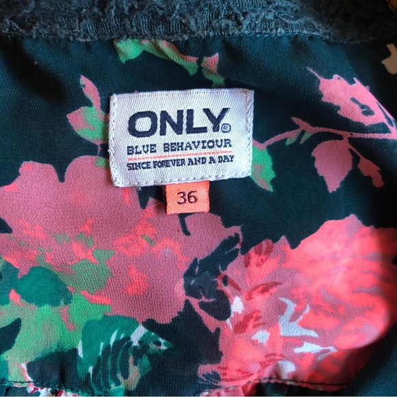 Semi-sheer floral blouse - Picture 4 of 6